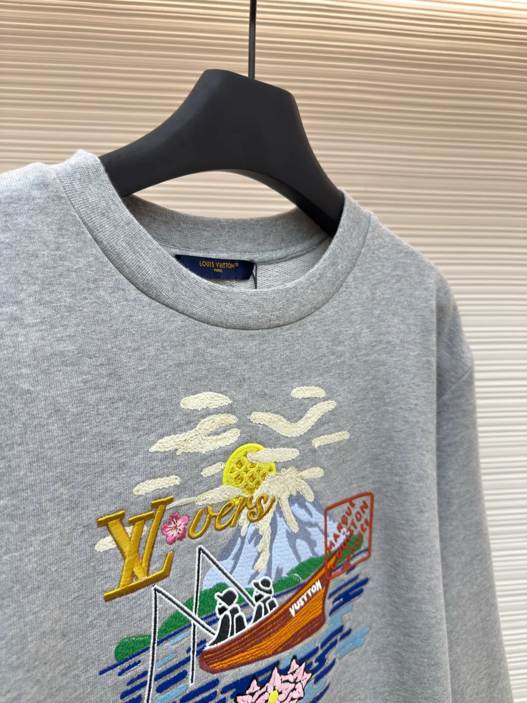 LOUIS VUITTON fishing embroidered round neck sweatshirt ●Authentic product: purchased and developed by 11599 ●Item number: 1680323-B15 ●Fabric: pure cotton fish scale base fabric ●Technology: embroidery production ●Version: fitted version ●Weight: about 625 grams ●Size: XS-S-M-L ●Description: The fabric is made of 16S double yarn + 10S fish scale bottom brushed fabric, 380g, with 21S double yarn rib fabric, 470g. The terry terry sweatshirt is composed of a veil, binding yarn and base yarn. Taking into account both breathability and comfort, the overall design is light, comfortable and has a good silhouette. It is characterized by soft feel, solid texture, and excellent extensibility, elasticity, wrinkle resistance, and moisture absorption. The unique suede effect increases the softness and elasticity of the printing surface, and also makes the colors more vivid and layered. Drying and fixing are done through processes such as specific heating or UV curing. Make sure that the foaming pulp is tightly combined with the fabric to form a strong and elastic film. Enhance the tactility and volume of patterns, especially suitable for expressing elements such as branches, borders, letters, etc. Fix cotton rope, hemp rope or ribbon on the fabric and form rough three-dimensional lines by winding, knotting or sewing, suitable for outlining outlines or filling geometric areas. It adopts a loose design, whether it is the shoulders, chest or length, it is made to extend the version design. The collar, cuffs, hem and other parts are all made of exquisite sewing technology, making the sweatshirt more three-dimensional and textured. At the same time, the cut of the body has been carefully adjusted to ensure a good fit without being tight. The overall wiring is straight and delicate, the fabric is comfortable and soft, and the color is consistent without color difference. It can be matched with the same style to create a fashionable look and control various occasions. Customized accessories, complete with three standards, same style for men and women!
